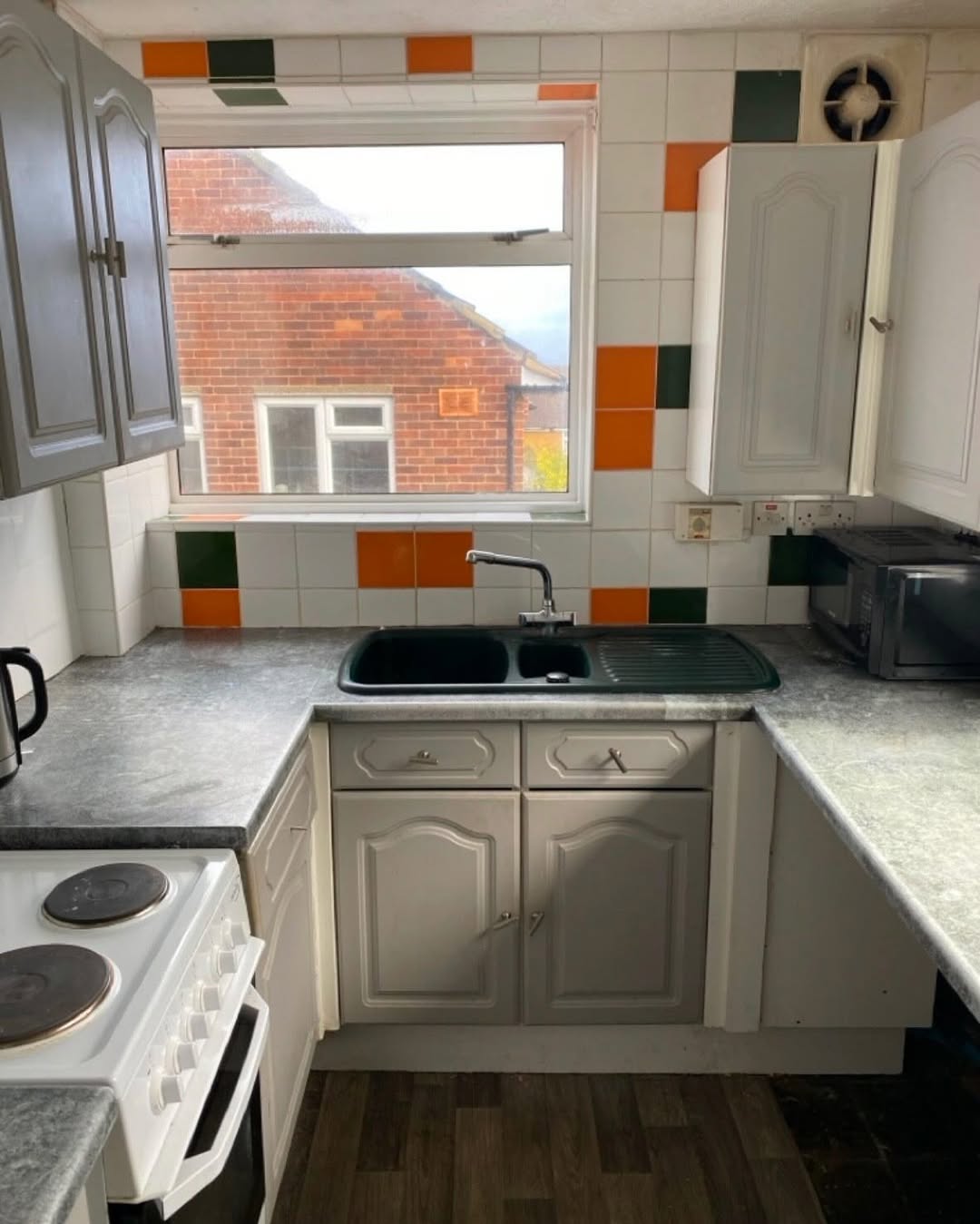 Before & After- Complete Kitchen Transformation! 🛠️🍽️Check out the amazing difference a full k Before & After- Complete Kitchen Transformation! 🛠️🍽️Check out the amazing difference a full k
