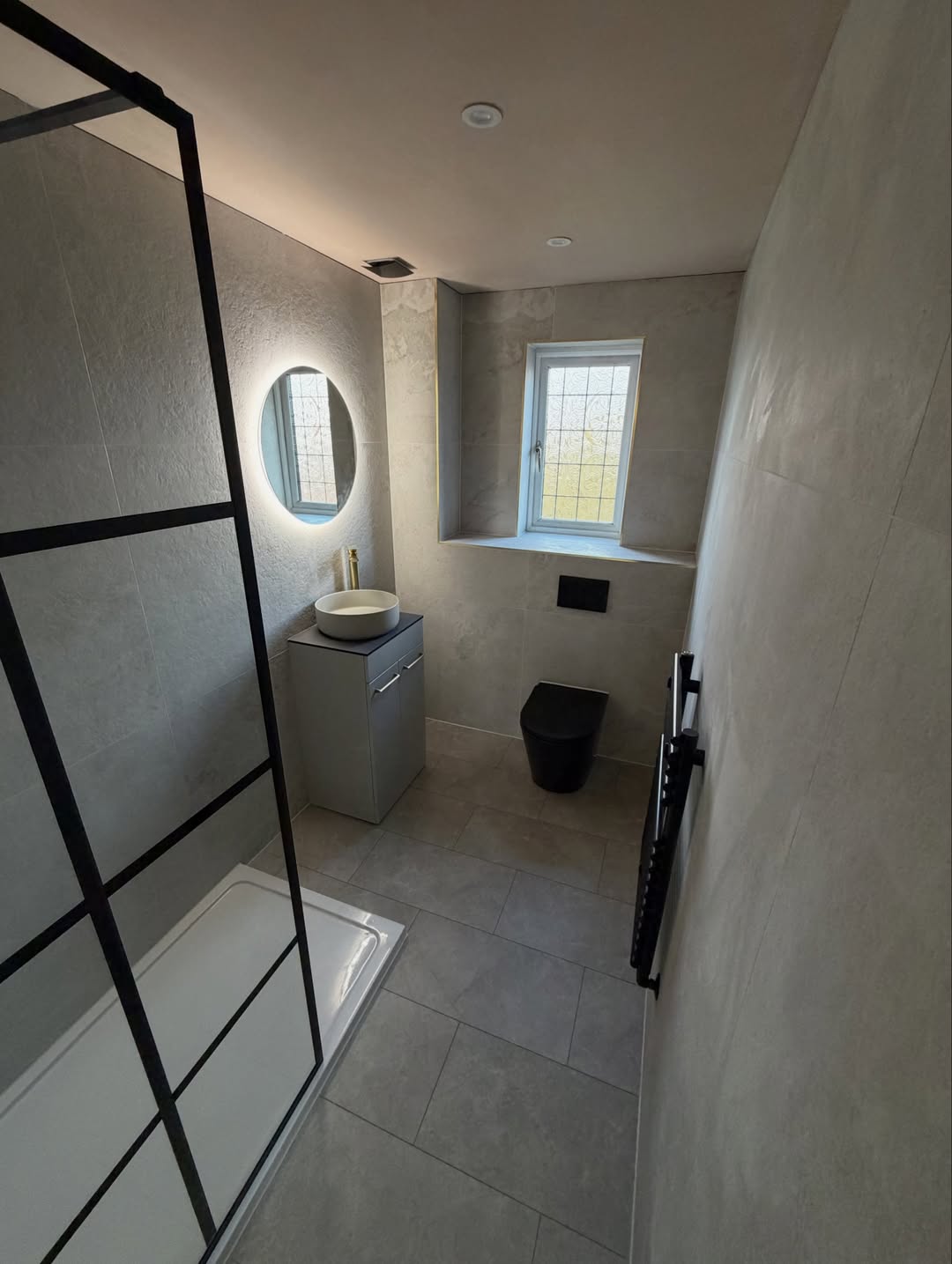 Another bathroom transformation ✨🫧From a leaking original wallpapered bathroom to a modern fres (1)
