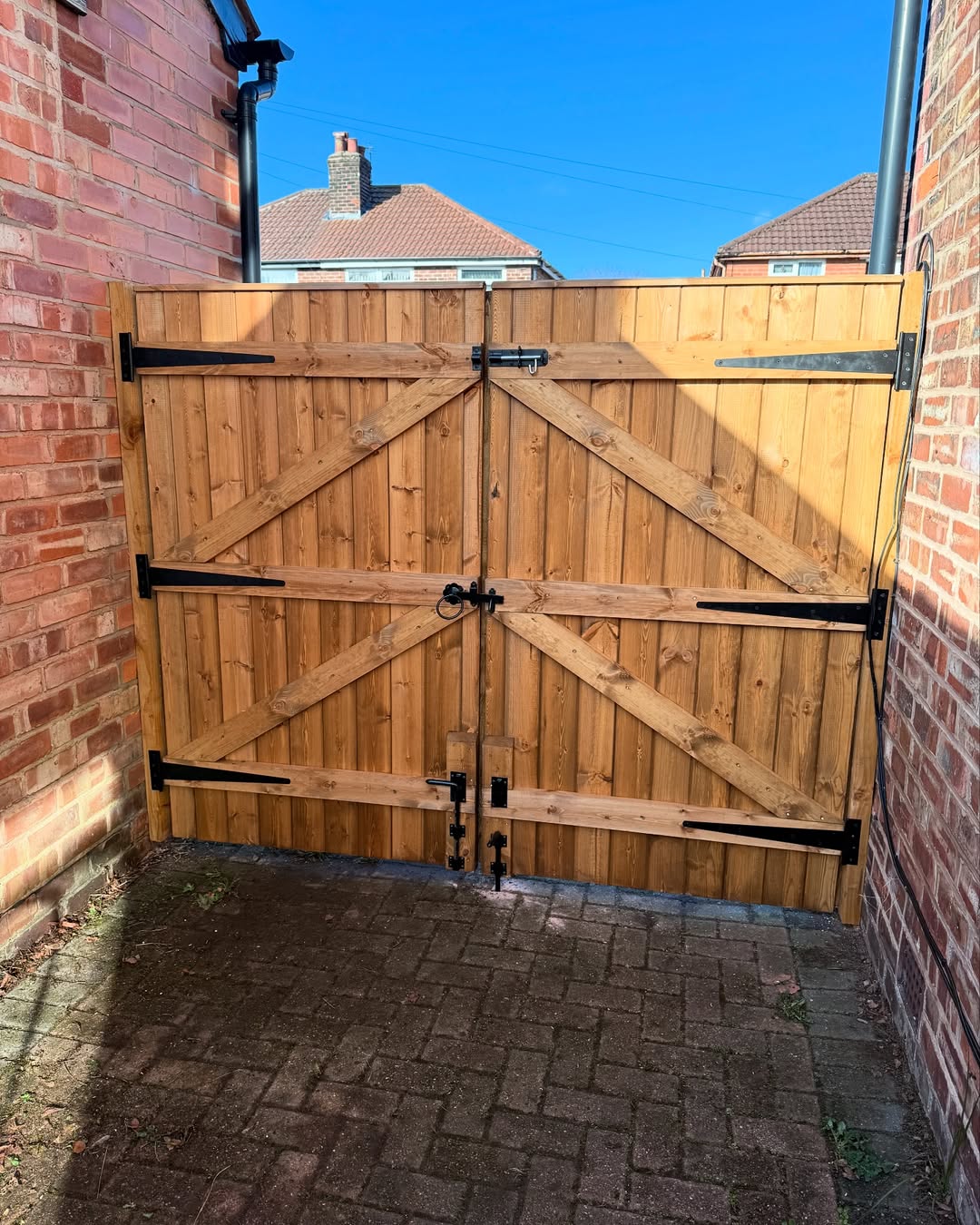 Double gate replacement 🔨As you can see from the pictures, these gates were due an upgrade. Old