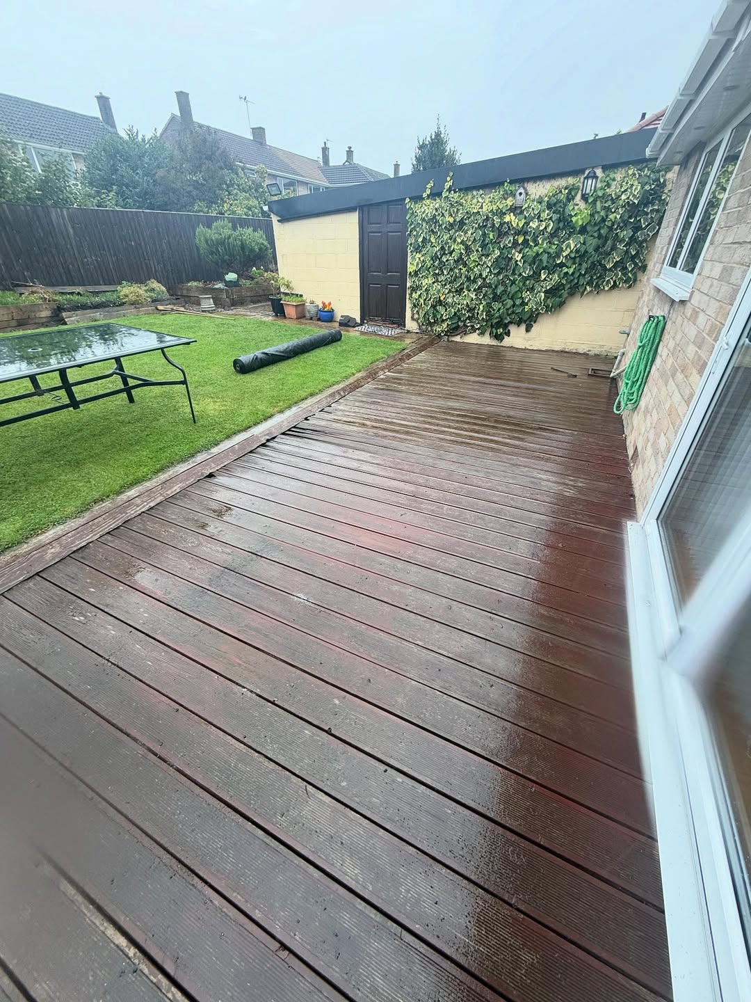 🌿 Small Space, Big Impact 🌿This garden went from a worn weathered deck to a sleek, low mainten (4)
